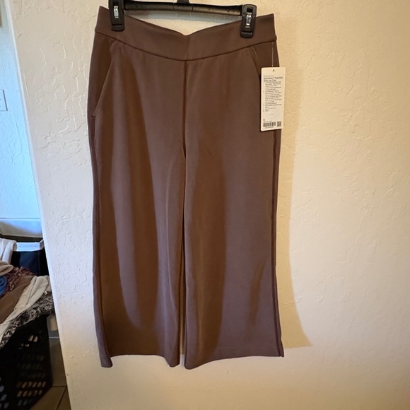 Lululemon Softstreme High-Rise Wide-Leg Cropped Pant. NWT Sz Medium  SOLD OUT - Picture 1 of 5
